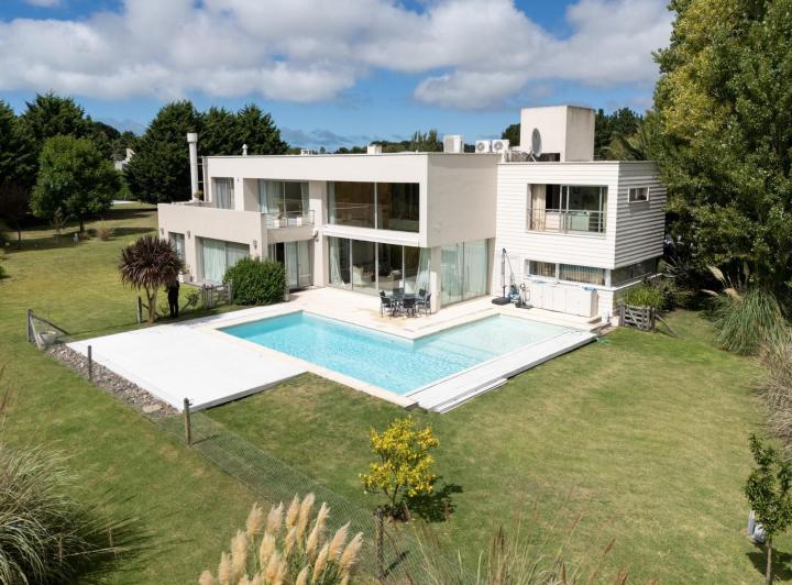 Casa · 1062m² · 6 Ambientes · 4 Cocheras