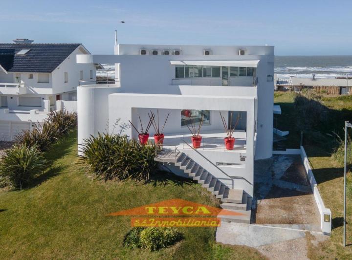 Casa · 400m² · 7 Ambientes · 3 Cocheras
