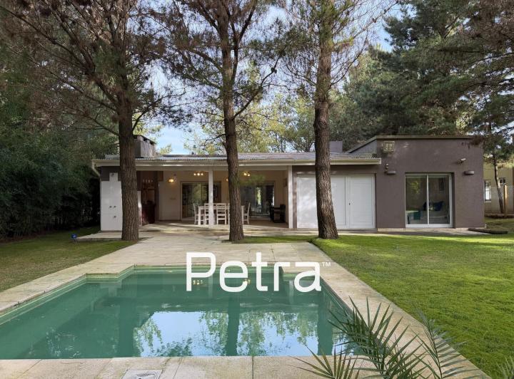Casa · 180m² · 6 Ambientes · 2 Cocheras
