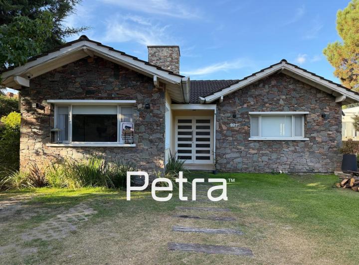 Casa · 229m² · 6 Ambientes · 4 Cocheras