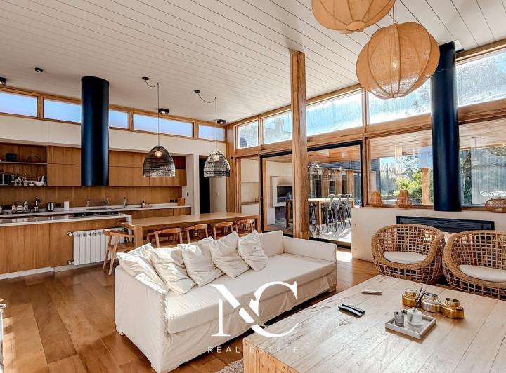 Casa · 260m² · 5 Ambientes · 1 Cochera