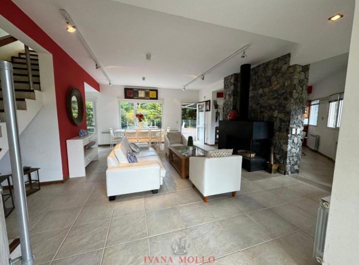 Casa · 254m² · 6 Ambientes · 2 Cocheras