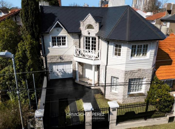 Casa · 230m² · 5 Ambientes · 2 Cocheras