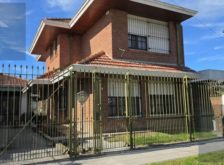 Casa · 210m² · 3 Ambientes · 1 Cochera
