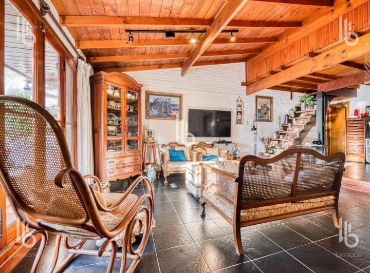 Casa · 200m² · 5 Ambientes · 2 Cocheras