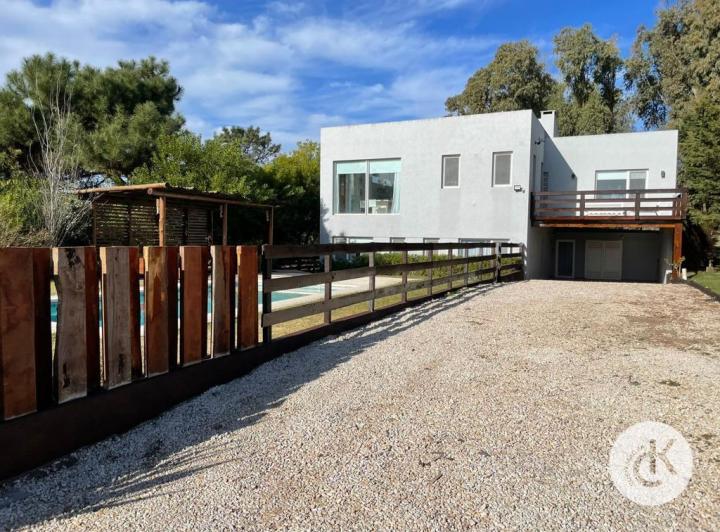Casa · 240m² · 6 Ambientes · 2 Cocheras