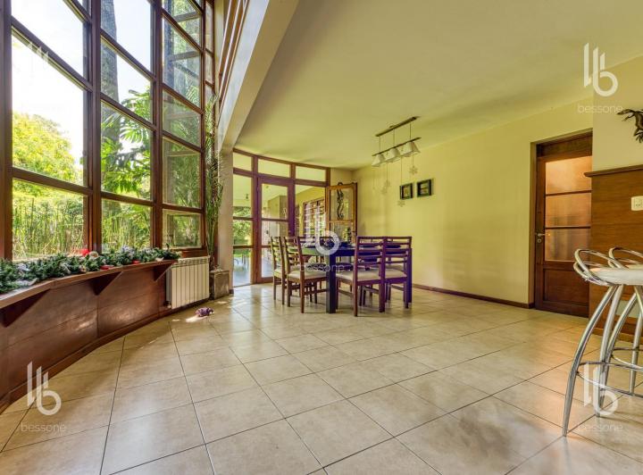 Casa · 330m² · 4 Ambientes · 6 Cocheras