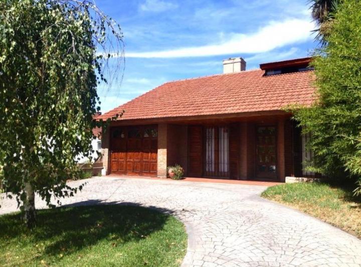 Casa · 340m² · 4 Ambientes · 1 Cochera
