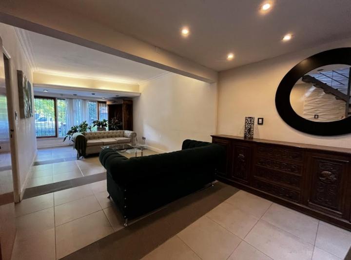 Casa · 220m² · 6 Ambientes · 2 Cocheras