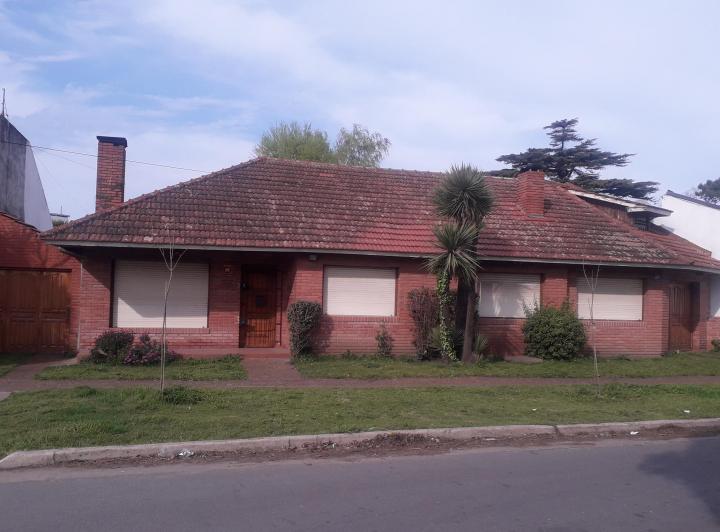 Casa · 160m² · 4 Ambientes · 2 Cocheras
