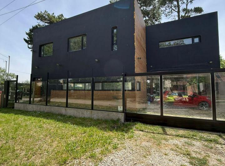 Casa · 241m² · 5 Ambientes · 1 Cochera