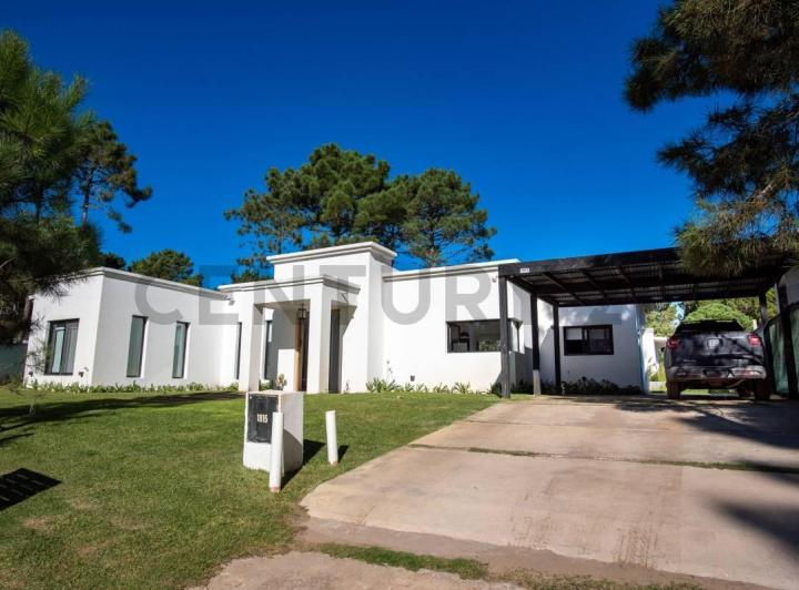 Casa · 234m² · 4 Ambientes · 1 Cochera
