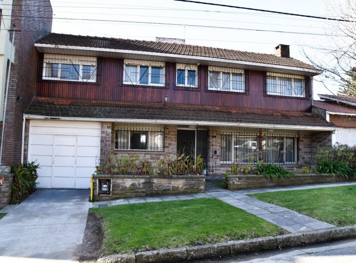 Casa · 150m² · 5 Dormitorios · 2 Cocheras