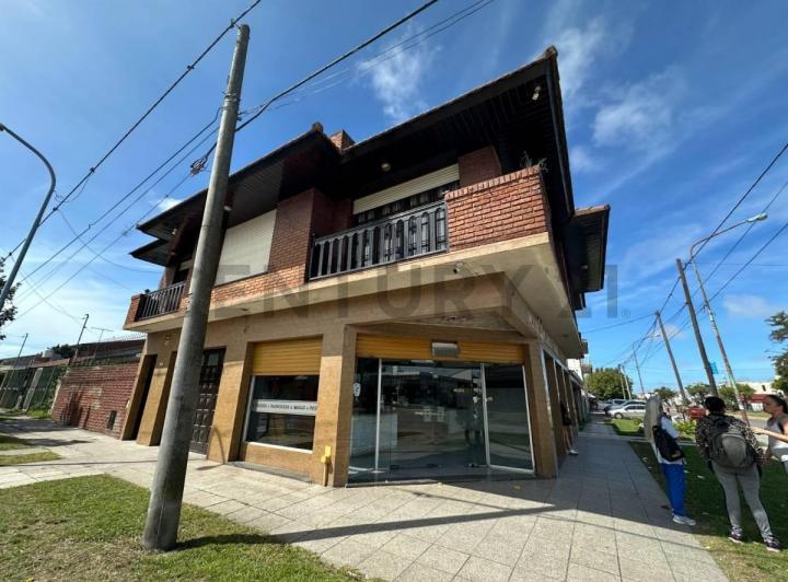 Casa · 215m² · 3 Dormitorios · 2 Cocheras