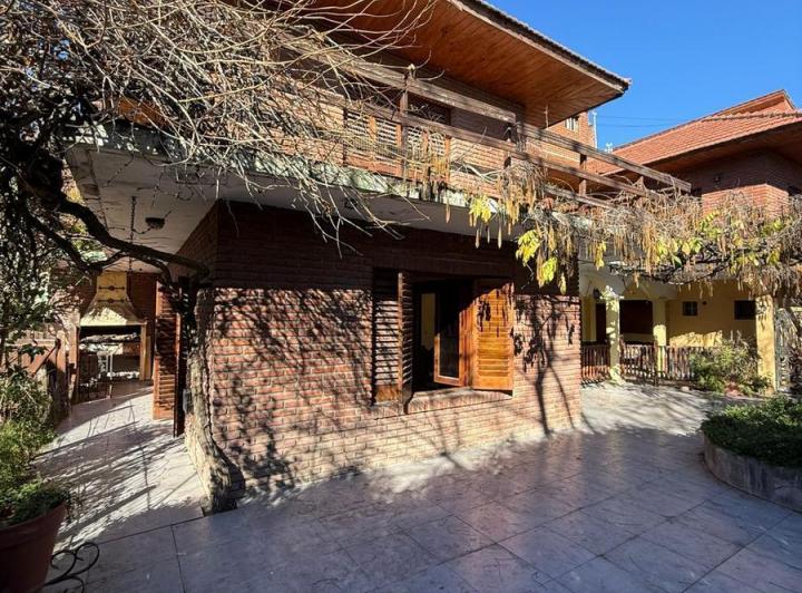 Casa · 231m² · 5 Ambientes · 1 Cochera