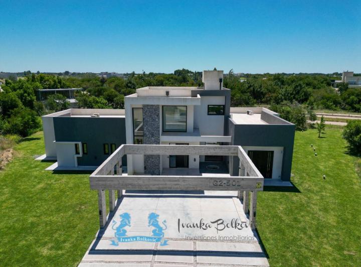 Casa · 290m² · 6 Ambientes · 1 Cochera