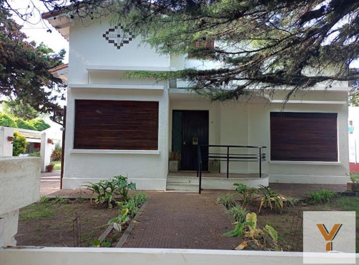 Casa · 100m² · 8 Ambientes