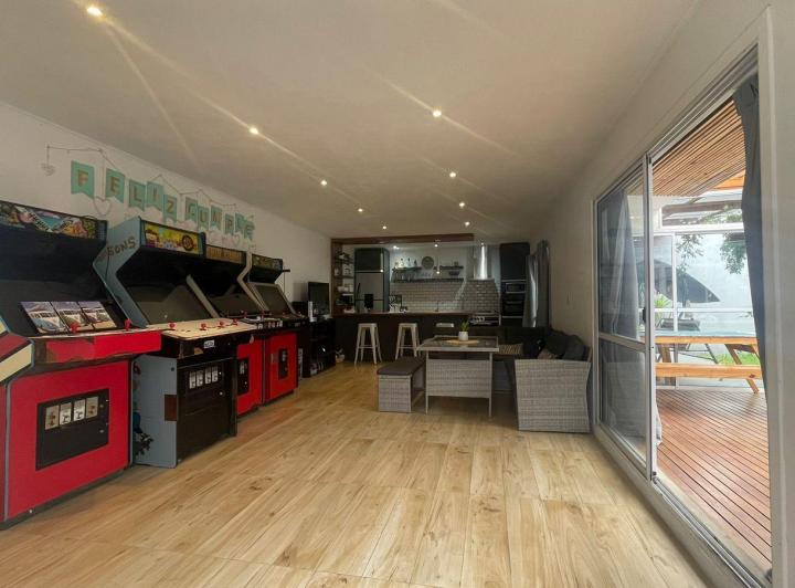 Casa · 150m² · 5 Ambientes · 3 Cocheras