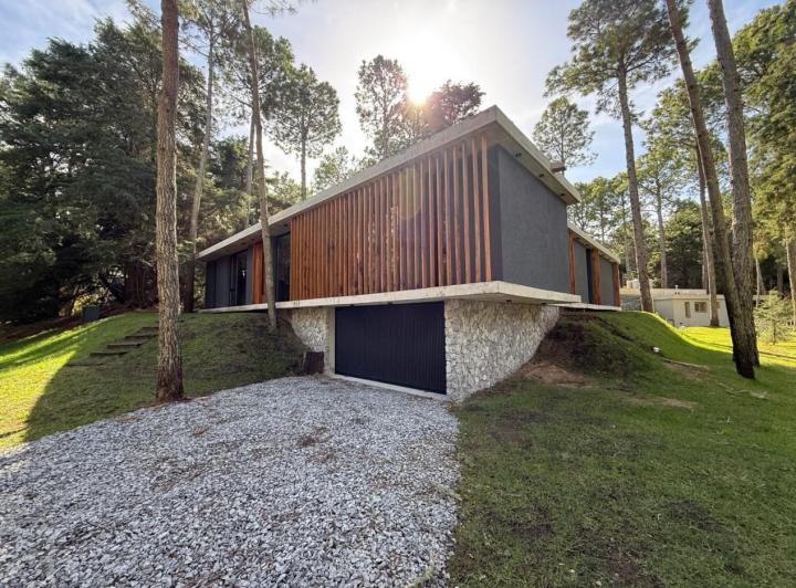 Casa · 210m² · 5 Ambientes · 2 Cocheras