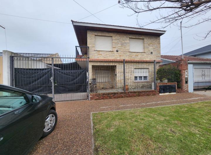 Casa · 300m² · 4 Ambientes · 1 Cochera