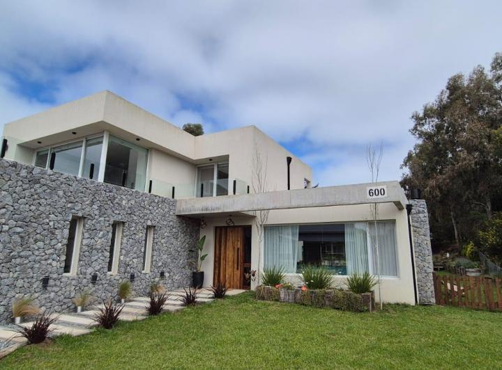 Casa · 265m² · 6 Ambientes · 2 Cocheras