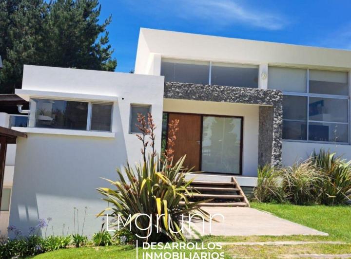 Casa · 200m² · 4 Ambientes · 2 Cocheras