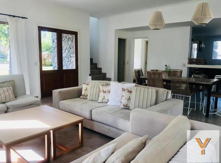 Casa · 200m² · 5 Ambientes