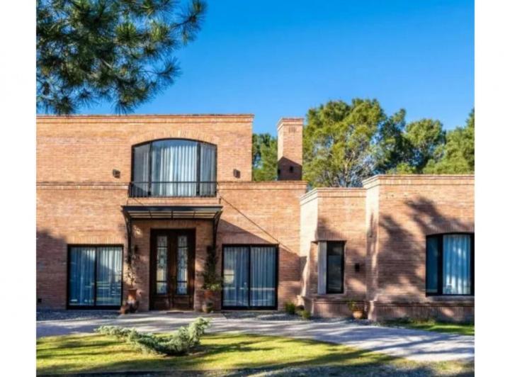 Casa · 240m² · 5 Ambientes · 1 Cochera