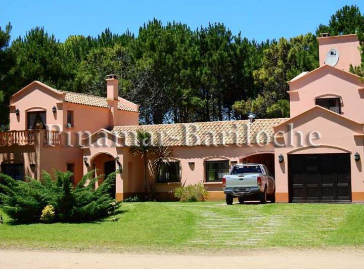 Casa · 253m² · 6 Ambientes · 1 Cochera