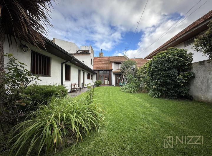 Casa · 240m² · 6 Ambientes · 2 Cocheras