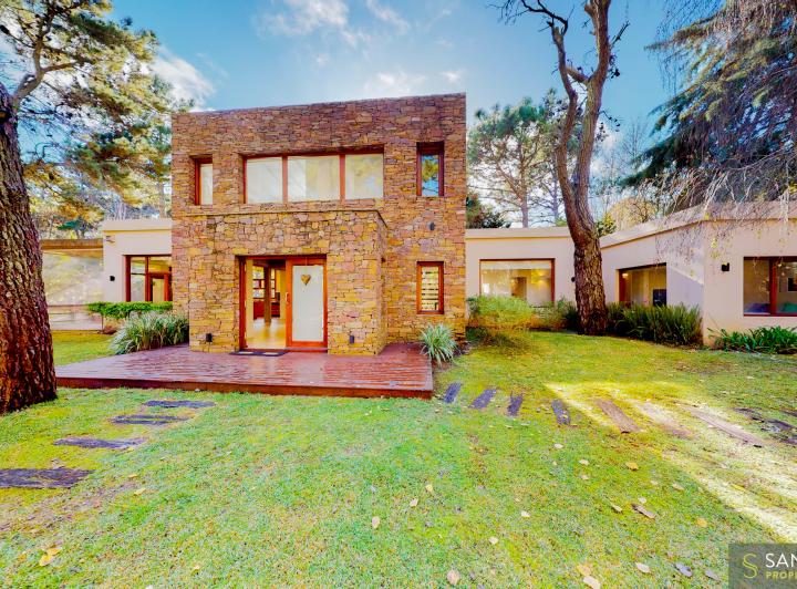 Casa · 245m² · 5 Ambientes