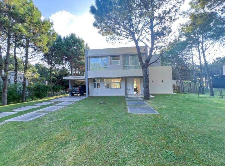 Casa · 285m² · 5 Ambientes · 1 Cochera
