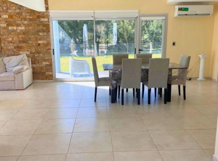 Casa · 210m² · 4 Ambientes · 2 Cocheras