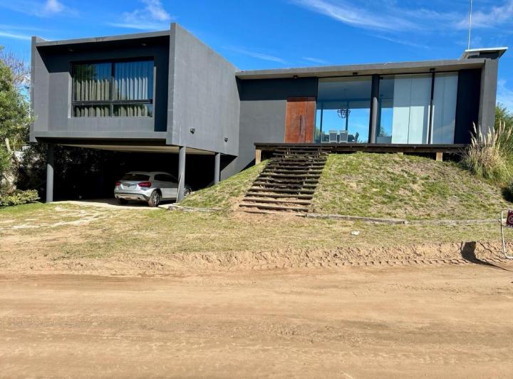 Casa · 240m² · 4 Ambientes · 1 Cochera