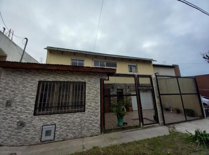 Casa · 80m² · 4 Ambientes · 2 Cocheras