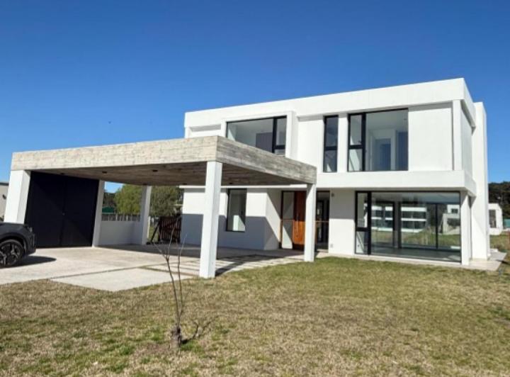 Casa · 237m² · 5 Ambientes · 2 Cocheras