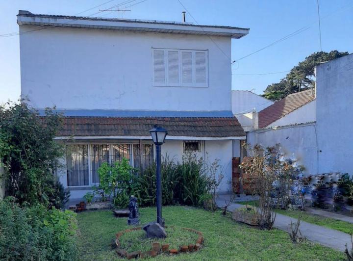 Casa · 90m² · 4 Ambientes · 3 Cocheras