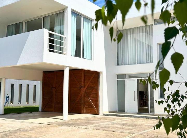 Casa · 342m² · 5 Ambientes · 6 Cocheras