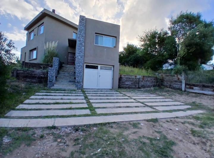 Casa · 1065m² · 6 Ambientes · 1 Cochera