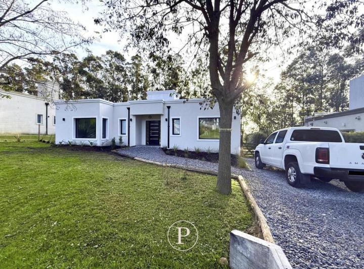 Casa · 139m² · 3 Ambientes · 4 Cocheras