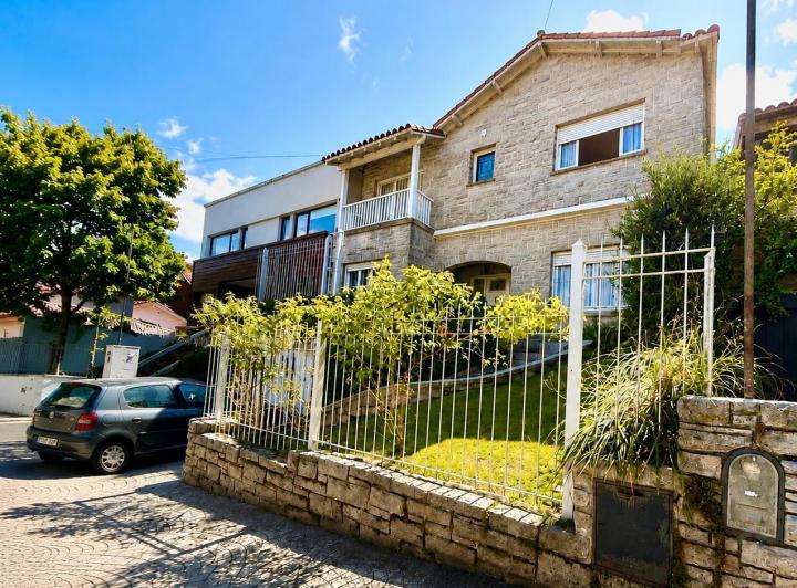 Casa · 233m² · 6 Ambientes · 1 Cochera