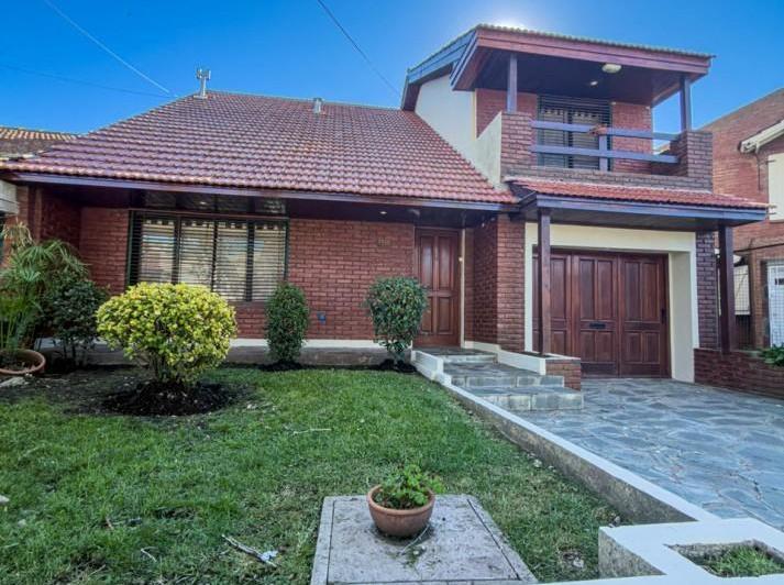 Casa · 230m² · 4 Ambientes · 2 Cocheras