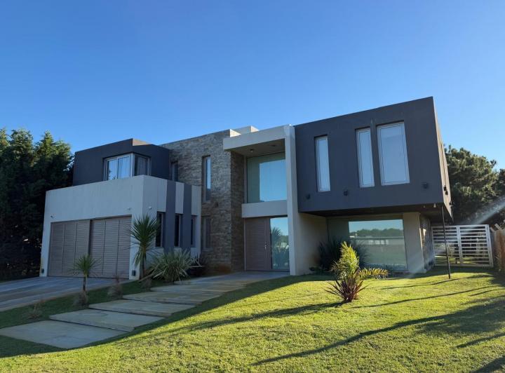 Casa · 343m² · 3 Dormitorios · 2 Cocheras