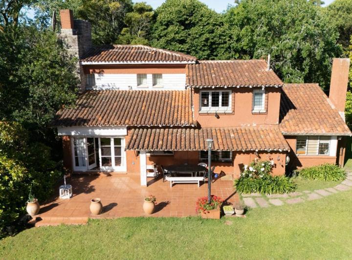Casa · 270m² · 4 Ambientes · 1 Cochera