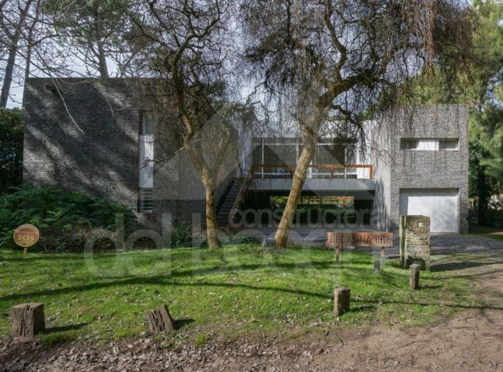 Casa · 417m² · 6 Ambientes · 1 Cochera