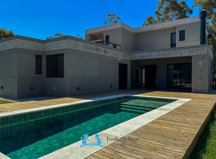 Casa · 244m² · 4 Ambientes · 1 Cochera