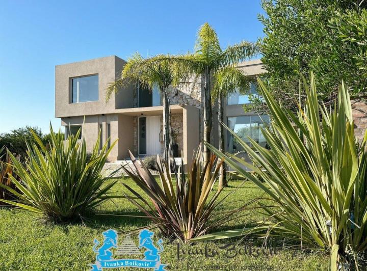Casa · 380m² · 5 Ambientes · 1 Cochera