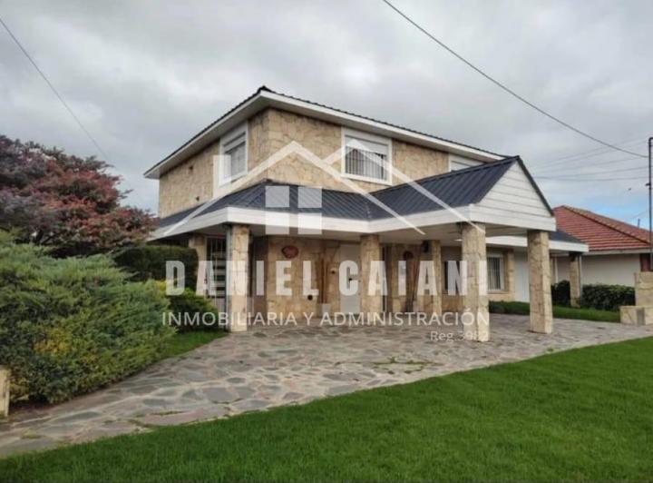 Casa · 340m² · 5 Ambientes · 3 Cocheras