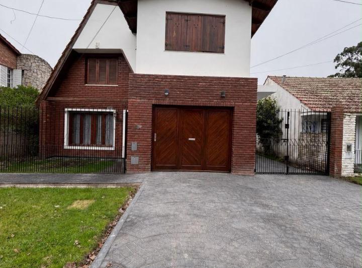 Casa · 98m² · 4 Ambientes · 1 Cochera