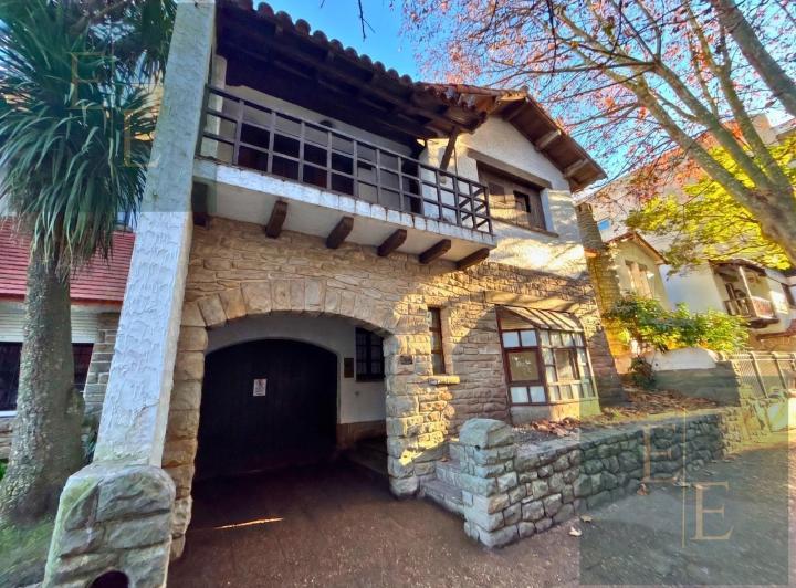 Casa · 215m² · 5 Ambientes · 1 Cochera